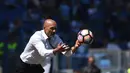 Pelatih AS Roma, Luciano Spalletti, memberikan arahan kepada anak asuhnya saat pertandingan melawan Lazio pada laga lanjutan Seria A Italia di Stadion Olympic, Roma (30/04/2017). Luciano Spalletti resmi melatih Inter Milan. (AFP/Filippo Monteforte)