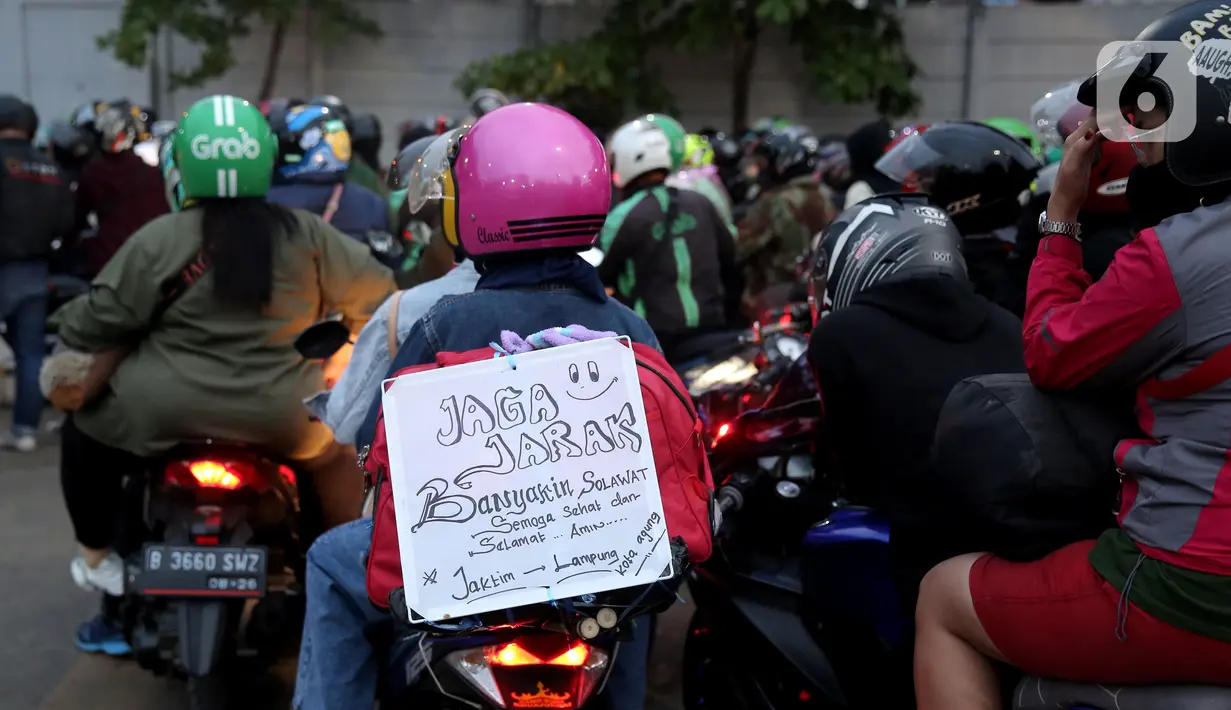<p>Pemudik bersepeda motor antre untuk memasuki Pelabuhan Merak di Banten, Sabtu (30/4/2022). Pelabuhan Merak dipadati puluhan ribu pemudik berkendaraan roda yang akan menyebrang ke pulau Sumatra. (Liputan6.com/Angga Yuniar)</p>
