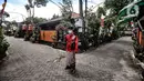 Puryanto (50) yang bertugas sebagai pecalang menjaga perayaan Hari Raya Nyepi di Kampung Bali, Harapan Jaya, Bekasi, Jawa Barat, Minggu (14/3/2021). Perayaan Hari Nyepi di Kampung Bali Bekasi berjalan khidmat meski warga di kawasan ini tidak seluruhnya umat Hindu. (merdeka.com/Iqbal S. Nugroho)