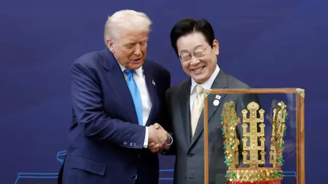 Presiden Lee pada Kamis (30/10/2025) menganugerahkan Ordo Agung Mugunghwa kepada Trump—penghargaan tertinggi di Korea Selatan. Ia juga memberikan replika eksklusif mahkota emas Cheonmachong (Dok. Yonhap).