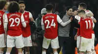 Pelatih Arsenal, Mikel Arteta, merayakan kemenangan bersama pemain usai menaklukkan Manchester United pada laga Premier League di Stadion Emirates, Rabu (1/1/2020). Arsenal menang 2-0 atas Manchester United. (AP/Matt Dunham)