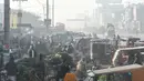Para pedagang bekerja di pasar bunga di tengah kondisi kabut asap di Lahore, Pakistan (23/11/2021). Kondisi kabut asap yang memburuk membuat Lembaga pendidikan, kantor swasta tutup selama tiga hari seminggu di Lahore. (AFP/Arif Ali)