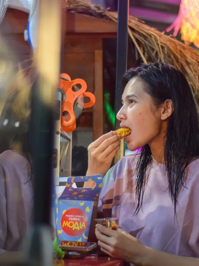 Banting Setir, Ini 6 Momen Indah Permatasari dan Arie Kriting Jual Pisang Goreng