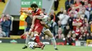 Gelandang Liverpool, Mohamed Salah, berebut bola dengan bek Manchester United, Matteo Darmian, pada laga Premier League di Stadion Anfield, Sabtu (14/10/2017). Liverpool bermain imbang 0-0 dengan Manchester United. (AP/Rui Vieira)