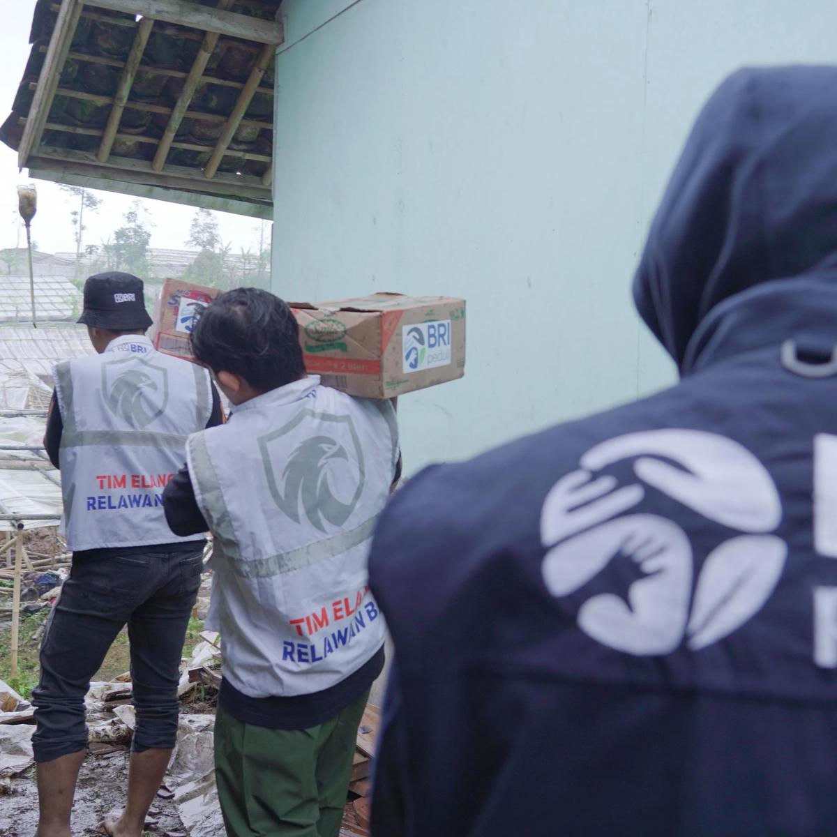 Relawan BRI Peduli Salurkan Bantuan Bagi Warga Terdampak Bencana Longsor Cisarua Bandung