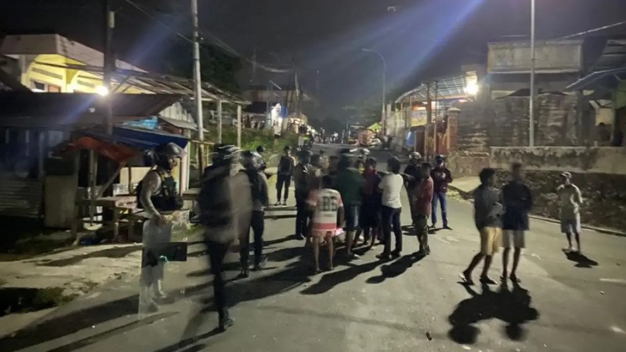 Personel Polres Tual berjaga di sekitar lokasi kejadian di Jalan Yos Sudarso, Kecamatan Dullah Selatan, Kota Tual, Maluku, Sabtu (19/9/2026) dini hari.