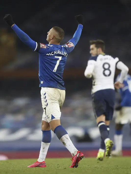 Penyerang Everton, Richarlison berselebrasi usai mencetak gol ke gawang Tottenham pada babak 16 besar Piala FA di Goodison Park di Liverpool, Inggris, Kamis (11/2/2021). Everton mengalahkan Tottenham dengan skor 5-4.  (Martin Rickett / Pool via AP)