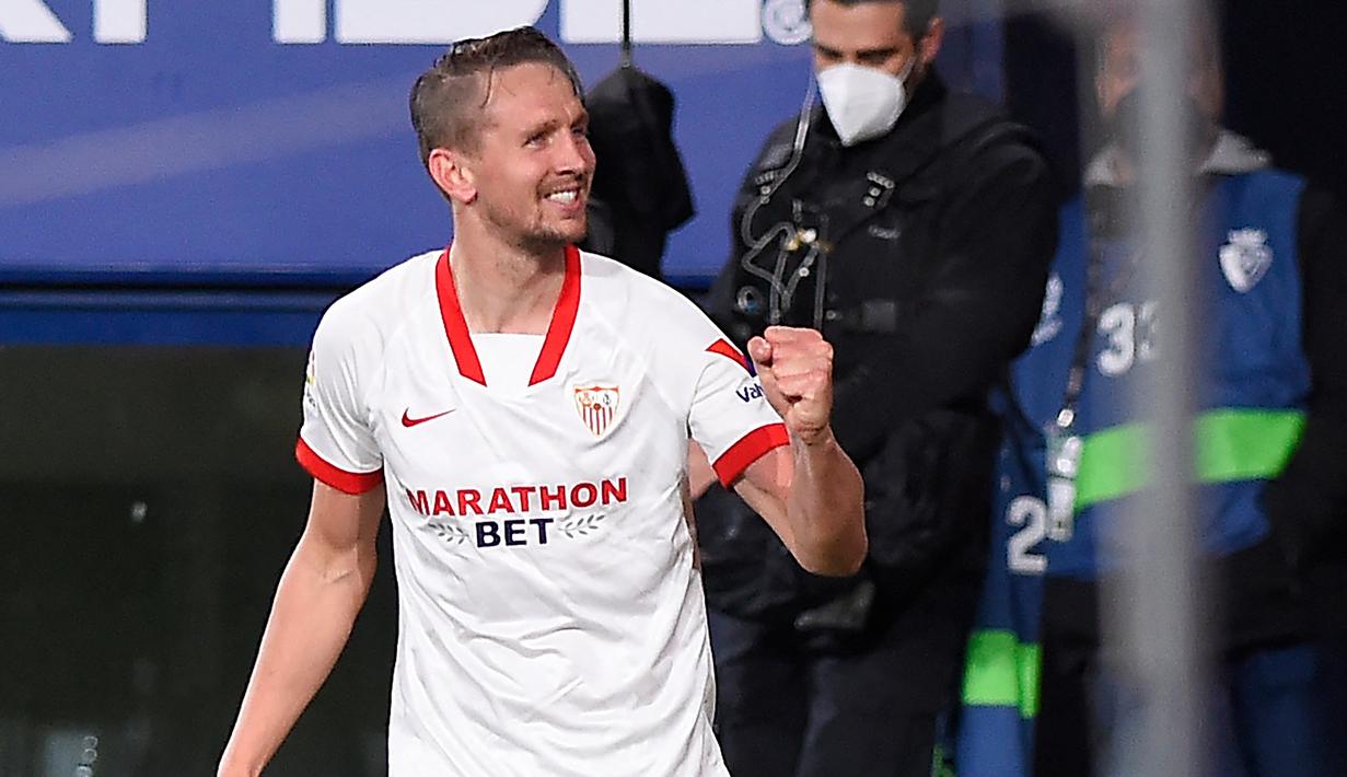 Striker Sevilla, Luuk de Jong melakukan selebrasi usai mencetak gol kedua timnya ke gawang Osasuna dalam laga lanjutan Liga Spanyol 2020/21 pekan ke-24 di El Sadar Stadium, Plampona, Senin (22/2/2021). Sevilla menang 2-0 atas Osasuna. (AFP/Ander Gillenea)
