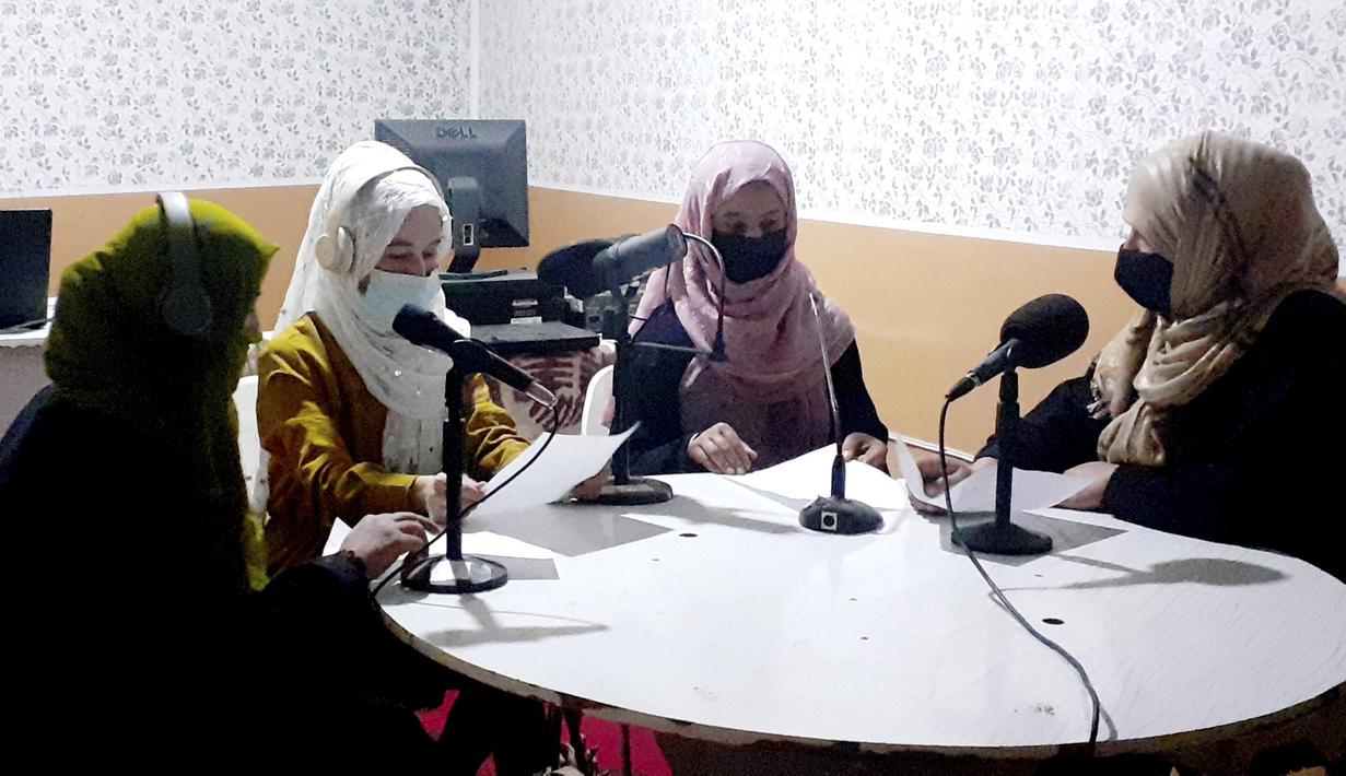 Najia Sorosh Kepala Sadai Banowan, stasiun radio yang dikelola wanita (kanan) berbicara dengan stafnya di studio penyiaran di provinsi Badakhshan, timur laut Afghanistan, Selasa, 7 Maret 2023. (Sadai Banowan via AP)