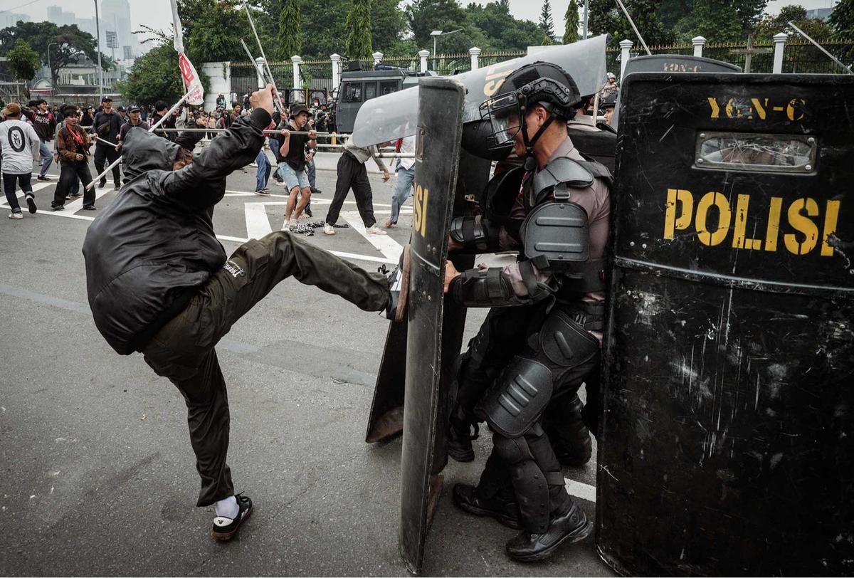 FOTO: Aksi  Demo DPR 25 Agustus, Massa Bentrok dengan Aparat