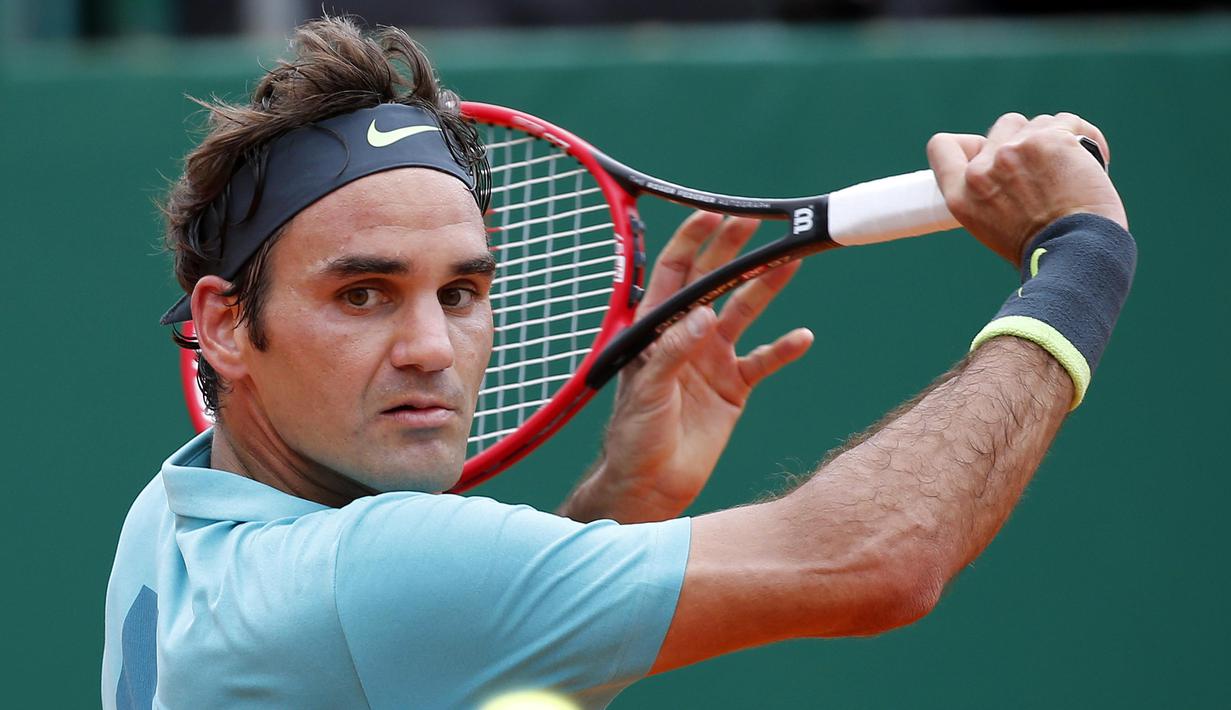 Roger Federer melakukan smash backhand untuk mendapatkan poin kontra Gael Monfils (REUTERS/Eric Gaillard)