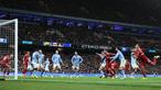 Pemain Liverpool, Virgil van Dijk, mencetak gol melalui tandukan kepalanya ke gawang Manchester City pada lanjutan Liga Inggris Etihad Stadium, Minggu (09/1, 1/2025) malam WIB. (AFP/Darren Staples)
