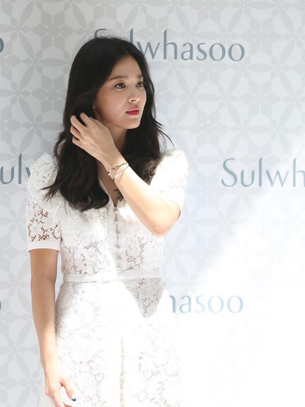 Song Hye Kyo (sumber:instagram/@harpersbazaarhk)