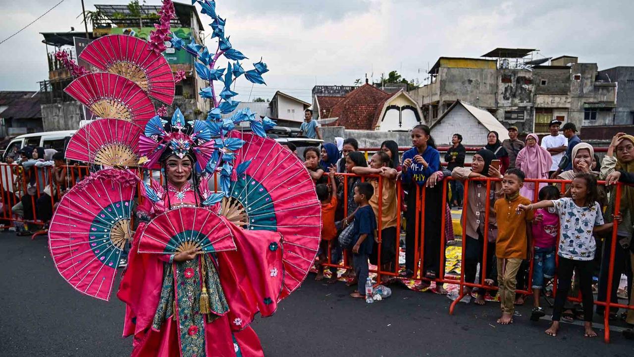 FOTO: Megahnya Grand Jember Fashion Carnaval 2025 Bertema Evoluxion