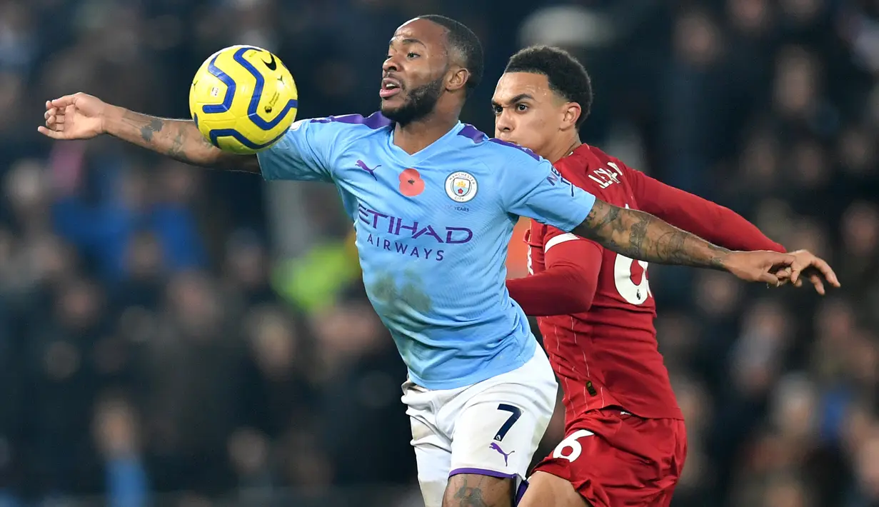 Gelandang Manchester City, Raheem Sterling berebut bola dengan bek Liverpool, Trent Alexander-Arnold dalam pertandingan pekan ke-12 Liga Inggris 2019-2020 di Anfield, Minggu (10/11/2019). Liverpool menghabisi Man City dengan skor cukup telak 3-1. (Paul ELLIS / AFP)