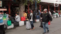 Sejumlah calon penumpang menunggu bus antar kota di terminal Kalideres Jakarta, Kamis (22/12/2022). Kepala Dinas Perhubungan (Kadishub) DKI Jakarta, Syafrin Liputo menyebutkan, Jelang Natal dan Tahun Baru penumpang bus antarkota antarprovinsi (AKAP) di Terminal Kalideres mengalami lonjakan hingga 100 persen. (Liputan6.com/Johan Tallo)