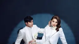 Callista Arum mengenakan beberapa aksesori seperti anting dan cincin mutiara. Sementara Cinta Brian pakai jam tangan sebagai aksesorinya. Berpose menatap dan memegang rambut sang pacar, Cinta Brian dan Callista Arum romantis hingga sukses bikin netizen ikut baper. Sedari go public setahun lalu selalu romantis, pasangan ini muda ini didoakan langgeng sampai pelaminan. (Liputan6.com/IG/@callistarum)