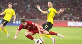 Penyerang Timnas Indonesia Ole Romeny berusaha melewati pemain Malaysia saat laga kedua Grup A FIFA ASEAN Cup 2026 di Stadion Utama Gelora Bung Karno (SUGBK), Jakarta, Senin (28/9/2026). Pertandingan Indonesia vs Malaysia berakhir imbang tanpa gol 0-0. (KLY/Budy Santoso)