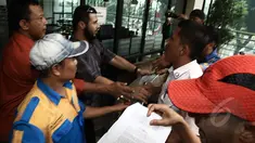 Pengelola gedung Mall Jatinegara Xtaiment, PT Cakra Asia Agung dan PT Rezeki Dwi Sejati bentrok saat PT Rezeki ditahan PT Cakra saat akan memasang plang, Jakarta, Senin (13/4/2015). (Liputan6.com/Johan Tallo) 