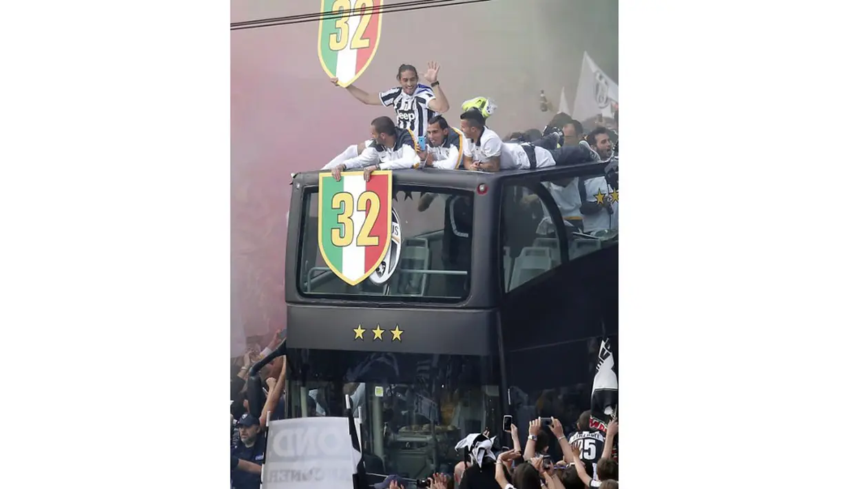 Beberapa suporter Juventus terlihat terus mengabadikan perayaan gelar Scudetto Juventus di Turin, Italia, (18/5/2014). (AFP PHOTO/Marco Bertorello)