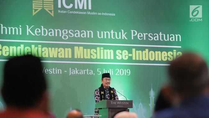 Ketua Umum ICMI Jimly Asshiddiqie memberikan sambutan pada acara Halalbihalal ICMI bertajuk Rekonsiliasi untuk Bangsa di Jakarta, Jumat (5/6/2019). ICMI mengajak seluruh elemen masyarakat untuk kembali bersatu dan melupakan perbedaan pilihan politik saat kontestasi Pilpres. (Liputan6.com/HO/Job)