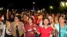 Masyarakat yang tergabung dalam Silent Majority Forum melakukan aksi damai dengan menyalakan lilin di Silang Monas, Jakarta, Kamis (1/6). Mereka mengutuk dengan keras segala bentuk intoleransi, radikalisme, terorisme, dan intimidasi.(Liputan6/JohanTallo)