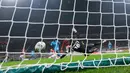 Kemenangan ini memebuat Napoli kian kukuh di puncak klasemen sementara dengan 25 poin dari 10 laga, sementara AC Milan harus tertahan di peringkat ke-8 klasemen sementara Serie A 2024/2025.  (AP Photo/Luca Bruno)