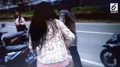 Video pertengkaran dua siswi berkelahi di pinggir jalan menjadi viral. Keduanya saling jambak dan saling dorong, kemudian saling olok dengan kata-kata kotor.