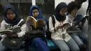 <p>Masyarakat pengguna MRT tengah membaca buku yang disediakan disetiap stasiun MRT di Jakarta, Minggu (8/9/2019). Pemprov DKI Jakarta meluncurkan ruang baca buku disetiap stasiun MRT untuk menumbuhkan minat baca masyarakat. (Liputan6.com/Angga Yuniar)</p>