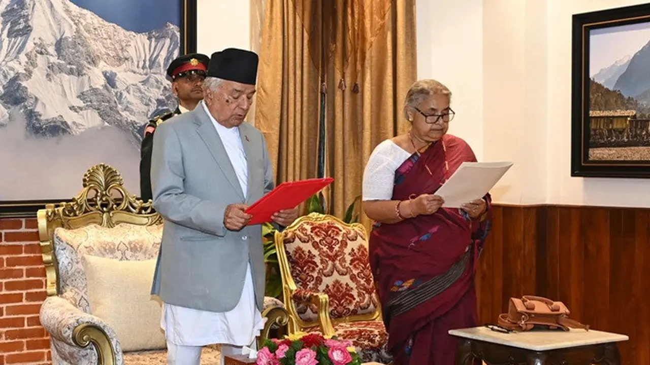 Sushila Karki (kanan) resmi dilantik sebagai perdana menteri sementara Nepal oleh Presiden Ram Chandra Poudel (tengah) di Kathmandu, Jumat (12/9/2025).