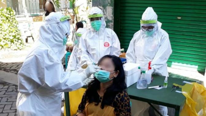 Pelaksanaan tes COVID-19 di Surabaya, Jawa Timur (Foto: Liputan6.com/Dian Kurniawan)