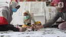 Warga menyelesaikan pembuatan batik di sentra batik Depok Tradjumas, Kamis (24/2/2022). Produksi Batik Depok kembali menggeliat setelah diberlakukannya pembelajaran tatap muka (PTM) Kota Depok di mana murid SD dan SMP menggunakan seragam batik produksi mereka. (merdeka.com/Arie Basuki)