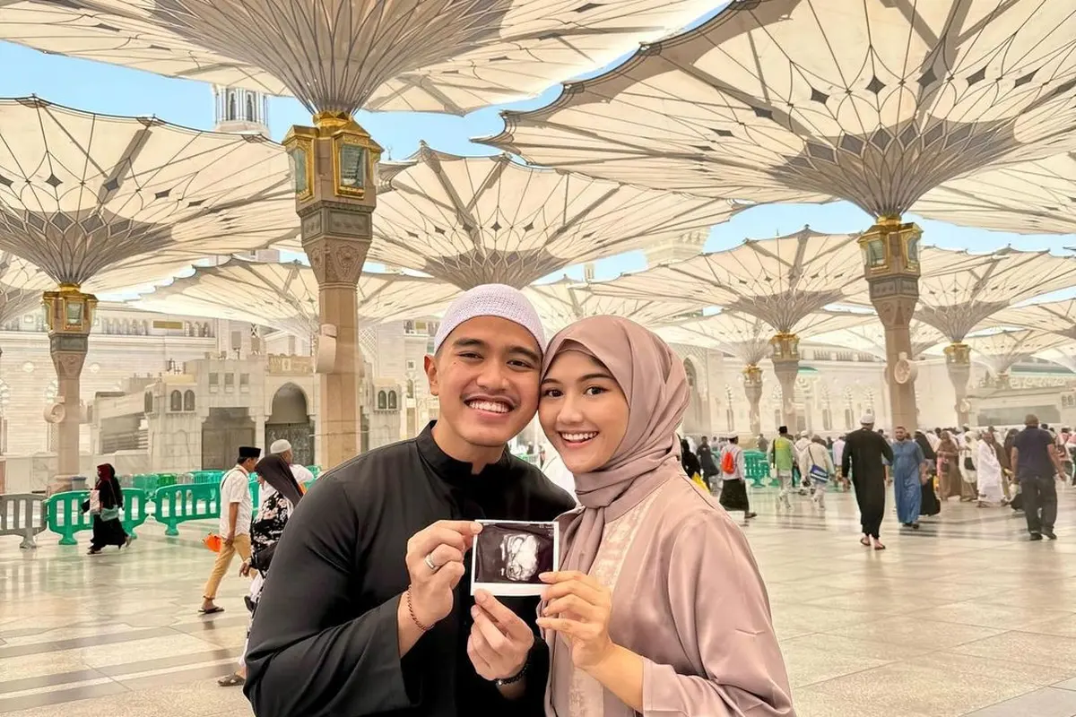 Gaya Erina Gudono Umumkan Kehamilan Anak Pertama dengan Kaesang Pangarep Sembari Umrah , Tampil Anggun Berhijab