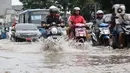 Pengendara menerobos genangan air di sebagian ruas Jalan Jatinegara Barat, Jakarta, Rabu Rabu (1/1/2020). Hujan yang mengguyur Jakarta sejak Selasa sore (31/12/2019) mengakibatkan banjir di sejumlah titik di Jakarta. (Liputan6.com/Helmi Fithriansyah)