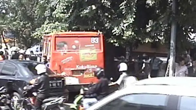 Ditinggal Sopir Buang Air Kecil, Kopaja Seruduk 3 Motor