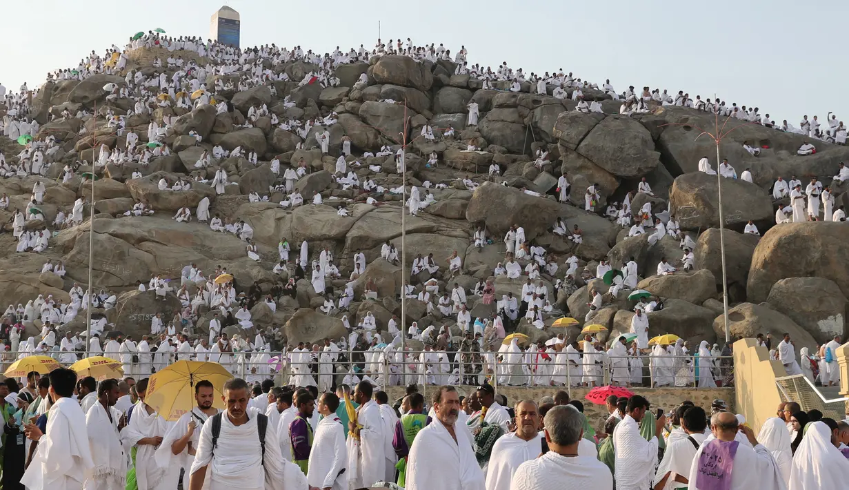 Ribuan umat muslim berkumpul di Bukit Jabal Rahmah saat mereka tiba di Arafah untuk menjalani wukuf di luar kota suci Mekah, Arab Saudi (30/8).  Bukit Jabal Rahma dikenal sebagai bukit kasih sayang. (AFP Photo / Ahmad Al-Rubaye)