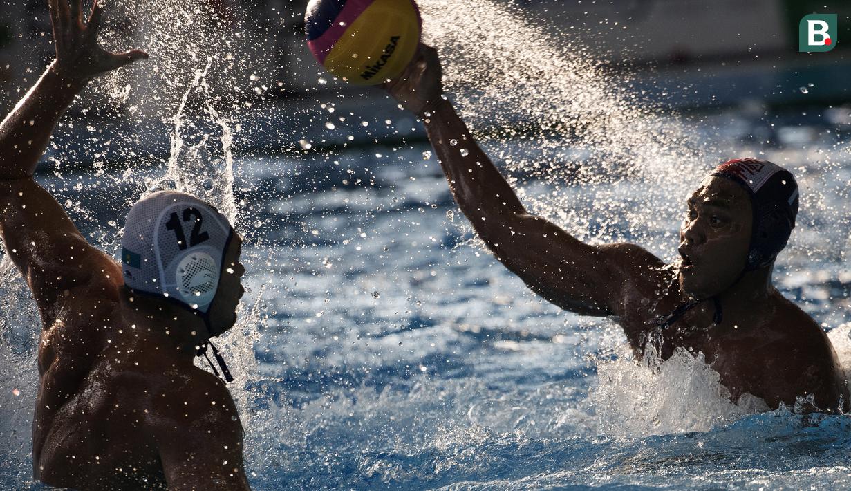 Delvin Felliciano atlet polo air putra Indonesia mencetak gol bagi Indonesia di babak perempat final antara Kazakhstan vs Indonesia pada Asian Games 2018 di Stadion Akuatik, GBK, Kamis (30/8/2018). (Bola.com/Peksi Cahyo)