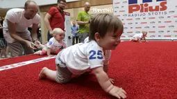 Sejumlah bayi merangkak saat mengikuti lomba 'Balap Bayi' di Vilnius, Lithuania (1/6). Lomba ini diadakan dalam rangka memperingati Hari Anak Internasional. (REUTERS/Ints Kalnins)