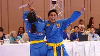 Aksi atlet Vovinam Indonesia, Putu Wahana Maha Yoni dan I Gusti Agung Ngurah, saat beraksi di nomor Mixed Self Defense SEA Games 2023. (Bola.com/Abdul Aziz)