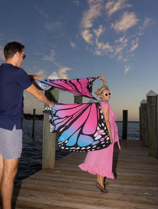 Sementara itu, Reum hanya tampil kasual menemani sang istri berfoto [instagram/parishilton]