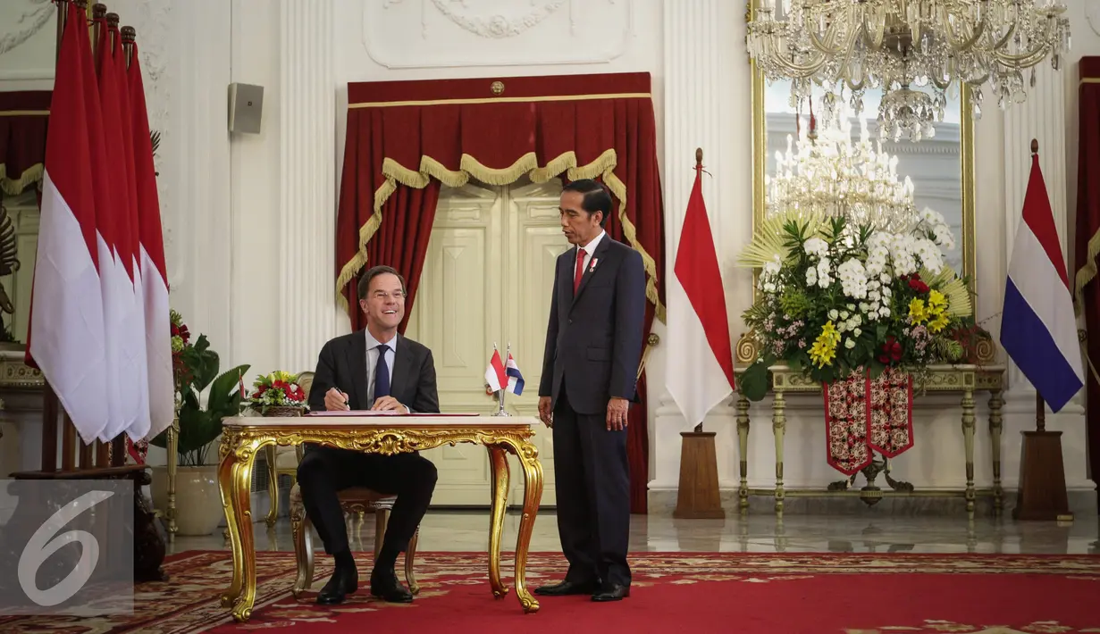 Presiden Joko Widodo mendampingi Perdana Menteri Kerajaan Belanda Mark Rutte di Istana Merdeka, Jakarta, Rabu (23/11). Baik di sektor ekonomi, perdagangan, investasi, infrastruktur, lingkungan dan kemaritiman. (Liputan6.com/Faizal Fanani)