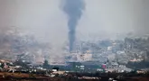 Gambar yang diambil dari posisi di perbatasan Israel dengan Jalur Gaza memperlihatkan kepulan asap hitam akibat pengeboman Israel di wilayah Palestina yang terkepung pada 18 Mei 2025. (Menahem KAHANA/AFP)