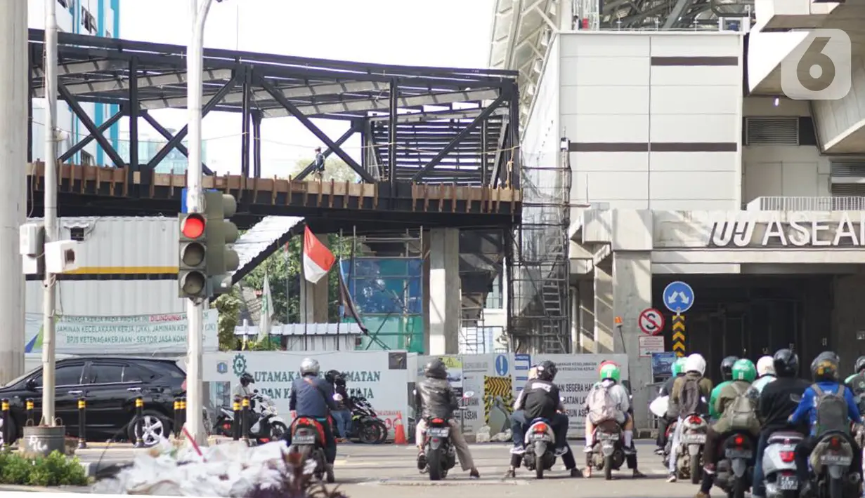 Suasana proyek skybridge Stasiun MRT Asean-Halte Transjakarta CSW di Kebayoran Baru, Jakarta, Selasa (21/1/2020). Jembatan layang ini nantinya akan memudahkan penumpang mengakses salah satu moda transportasi baik di MRT Stasiun Asean atau Halte Transjakarta CSW. (Liputan6.com/Immanuel Antonius)