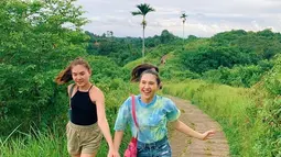 Saat jalan bersama, bintang film Temen Kondangan dan Sabrina memilih mode baju yang sama, yaitu celana pendek yang dipadu atasan kasual. (Foto: Instagram/@sabjensen)