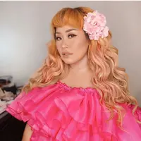 Di potret ini, Pinkan Mambo tampil mirip dengan bintang telenovela. Kenakan sabrina ruffle dress pink dan headpiece bunga [@pinkan_mambo]