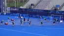 Para volunteer membersihkan genangan air setelah terjadi kerusakan pada sistem penyemprotan selama jeda pertandingan di Stadion Yves-du-Manoir, tempat berlangsungnya kompetisi hoki Olimpiade Paris 2024 pada 31 Juli 2024. (AP Photo/Aijaz Rahi)