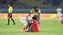 Dua pemain Timnas Mali U-17 berusaha menghibur pemain Timnas Maroko U-17, Abdelhamid Ait Boudlal setelah berakhirnya laga perempat final Piala Dunia U-17 2023 di Stadion Manahan, Solo, Sabtu (25/11/2023). (Doc. LOC WCU17/RKY)