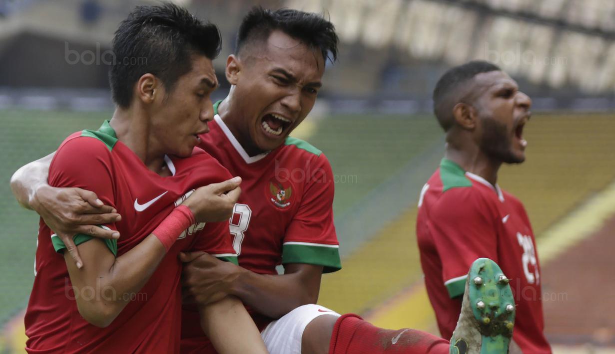Septian David Maulana bersama Muhammad Hargianto melakukan selebrasi usai mencetak gol ke gawang Thailand pada perhelatan SEA Games 2017 yang berlangsung di Stadion Shah Alam, Malaysia (Bola.com/Vitalis Yogi Trisna)