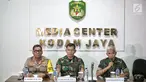Kasubdispenum AU Letkol Sus M Yuris didampingi Kapendam Jaya Kolonel Inf Kristomei Sianturi menyampaikan keterangan terkait insiden penembakan perwira TNI AD, Letkol Dono Kuspriyanto di  Makodam Jaya, Jakarta, Rabu (26/12). (Liputan6.com/Faizal Fanani)