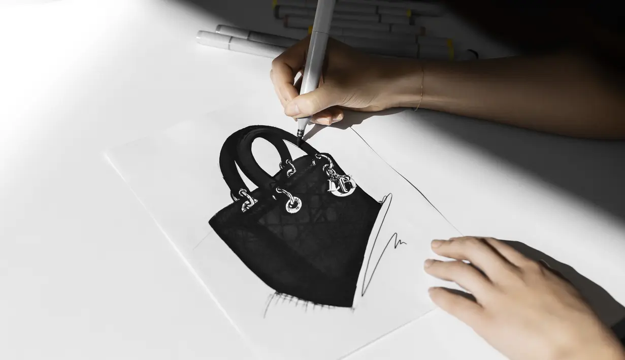 Dior sendiri mengganti nama tas dengan Lady Dior karena kecintaan Princess of Wales pada tas yang diciptakan secara handmade tersebut (Foto: Christian Dior)